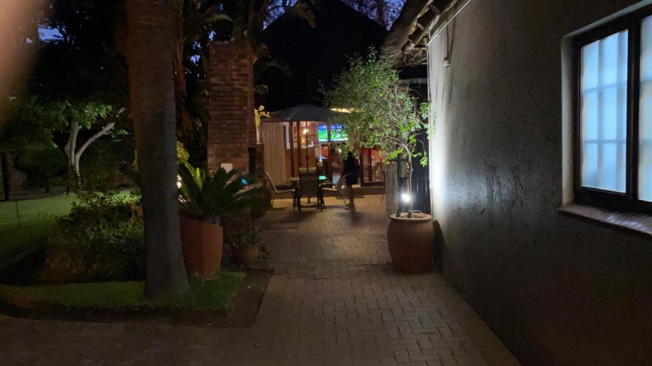 Safari Club Guest Lodge Or Tambo International Airport เคมป์ตัน พาร์ค ภายนอก รูปภาพ
