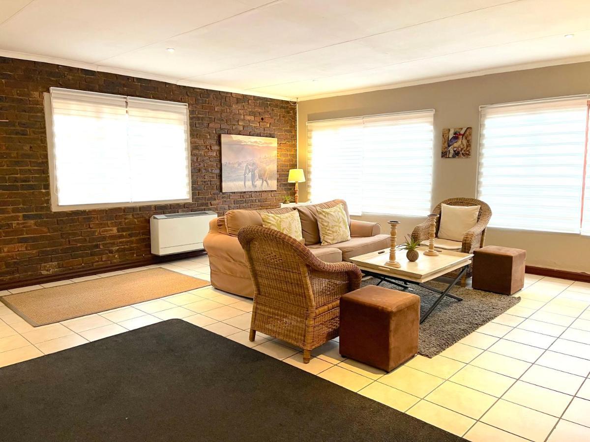 Safari Club Guest Lodge Or Tambo International Airport เคมป์ตัน พาร์ค ภายนอก รูปภาพ